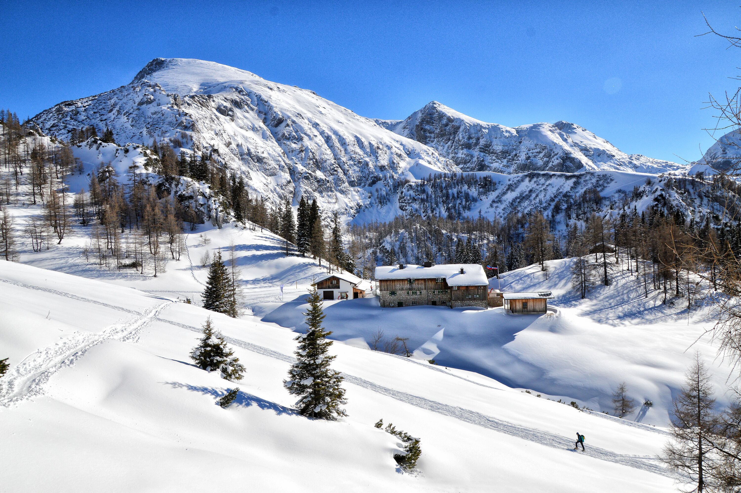 Passing the Schneibsteinhaus during the "Kleine Reibn" ski tour