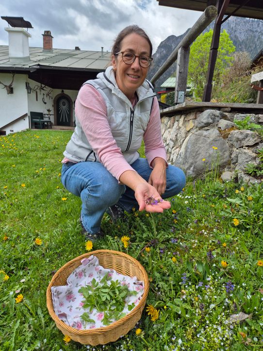 Evi Hajek in ihrem Garten