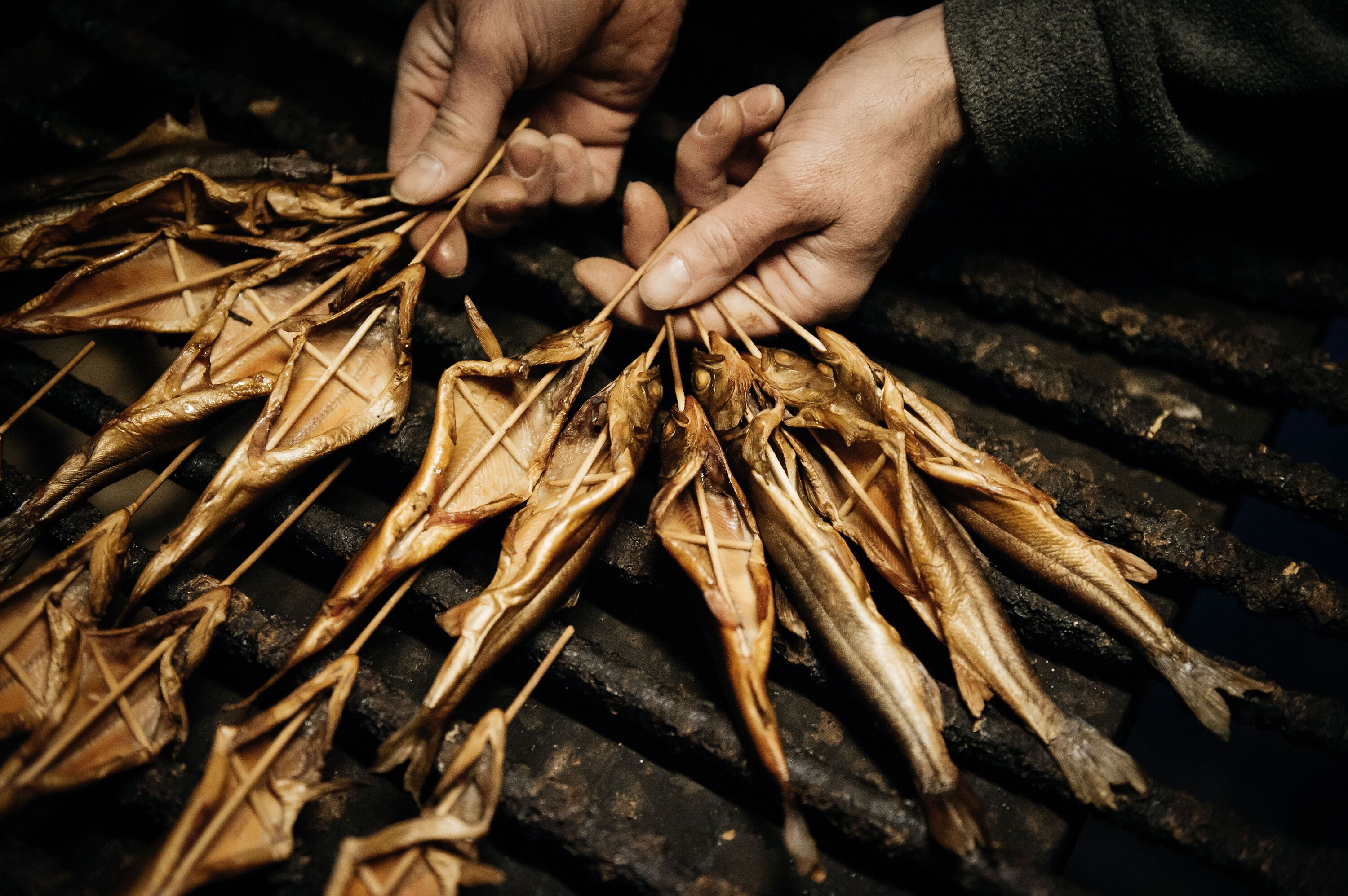 Schwarzreiterl, Spezialität aus dem Königssee, kleine geräucherte Saiblingengibt es von Ende August bis Ende Dezember