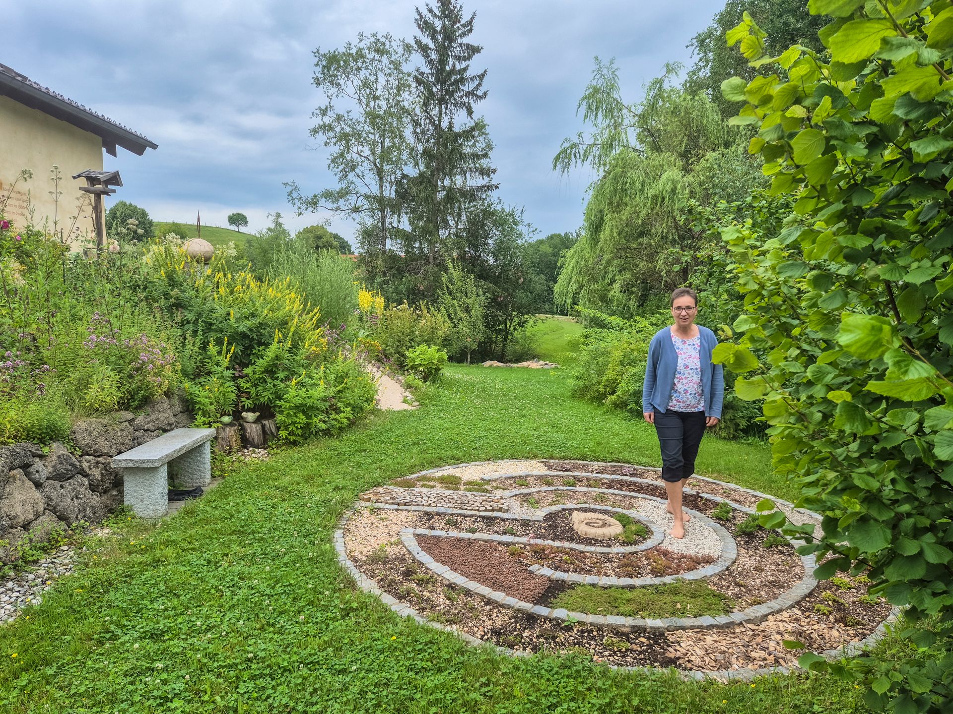 Barbara Spindler auf dem angelegten Barfußpfad im Gesundheitsgartl Teisendorf