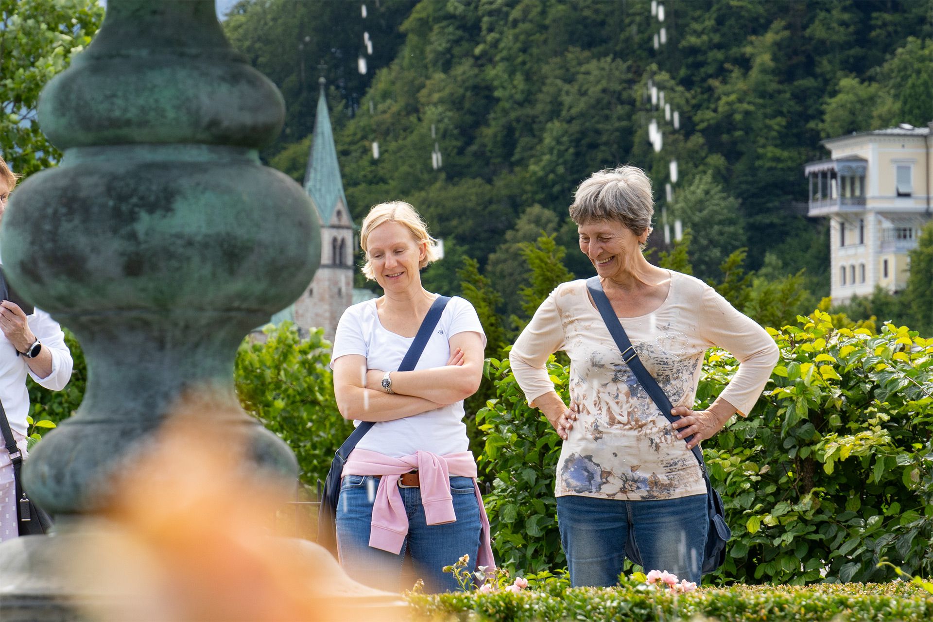 Den Garten und den Springbrunnen begutachten