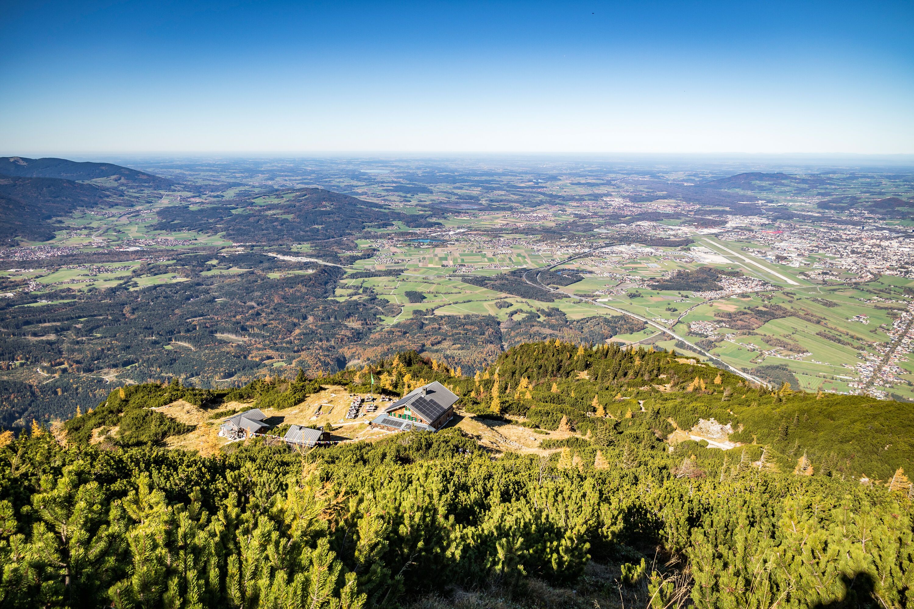 Blick über das Zeppezauerhaus nach Salzburg