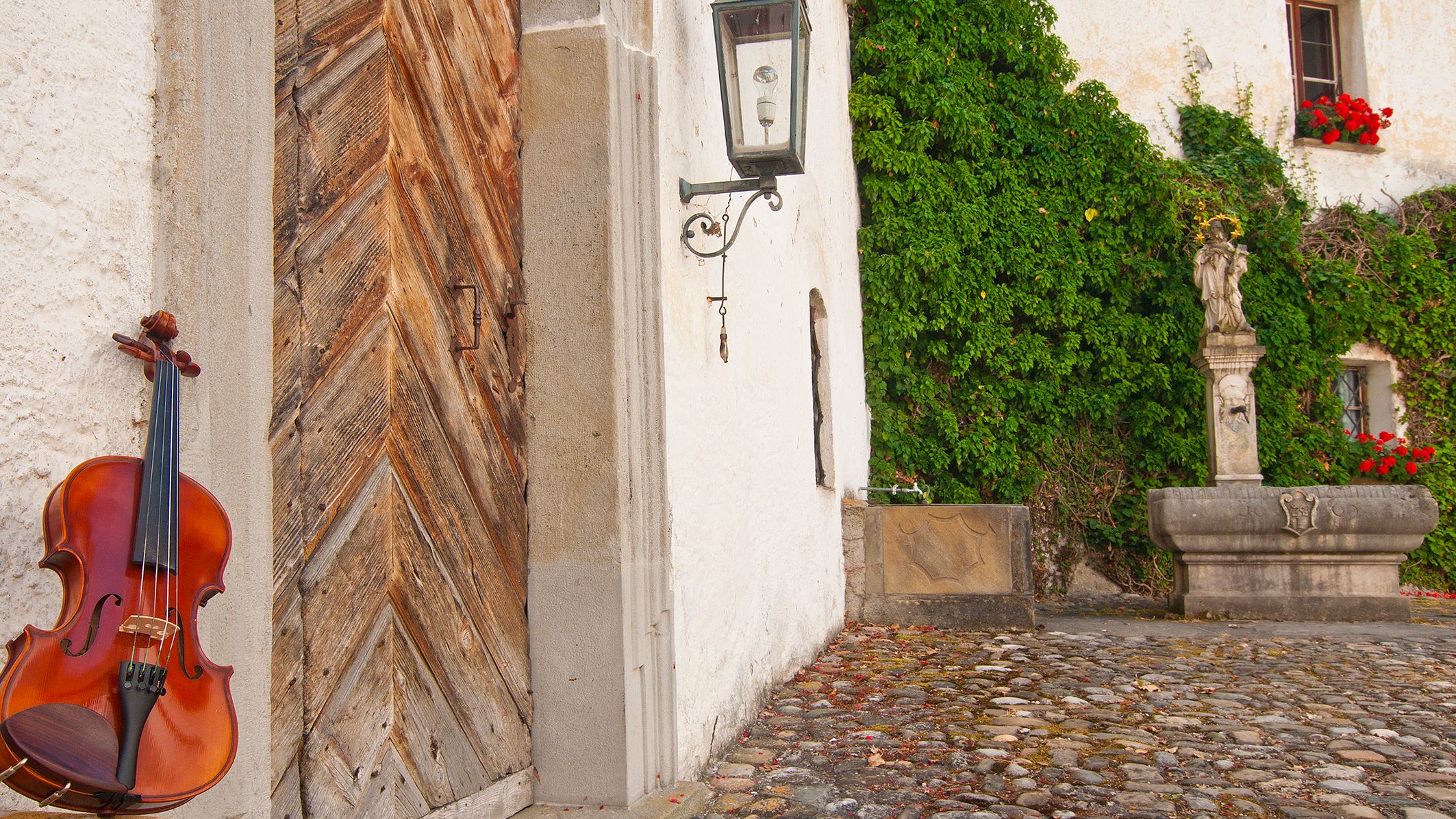 Eine Geige vor dem Kloster