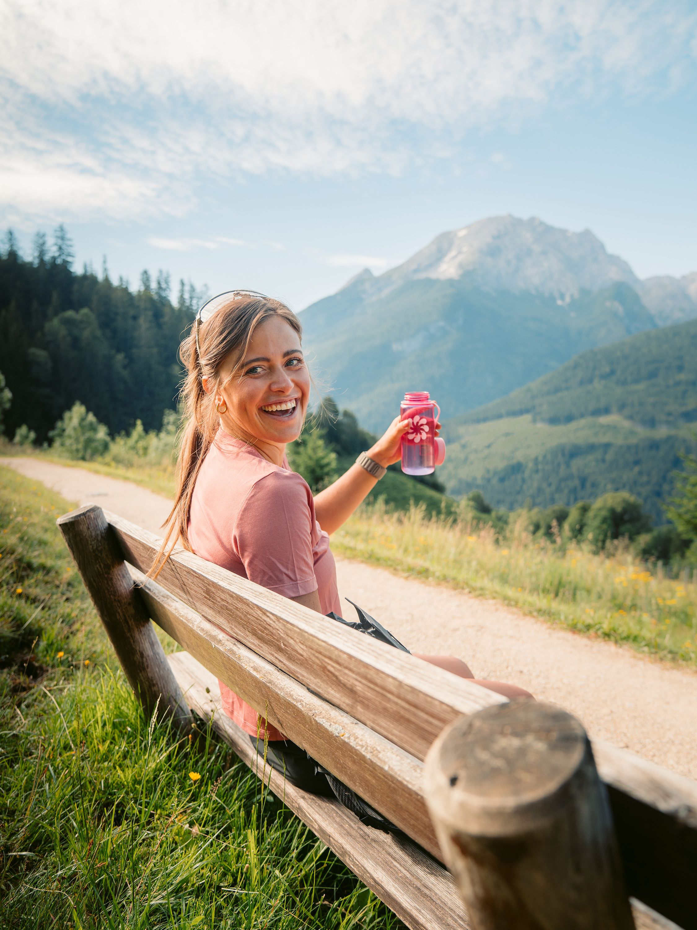 Zahlreiche Bänke an der Soleleitung Ramsau laden zum Verweilen ein