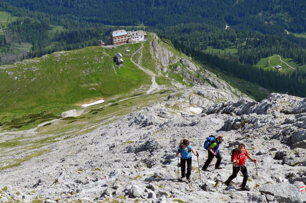 Menschen die vom Watzmannhaus auf das Hocheck wandern