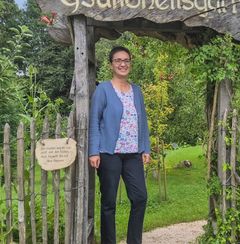 Barbara Spindler vor dem Gesundheitsgartl Teisendorf