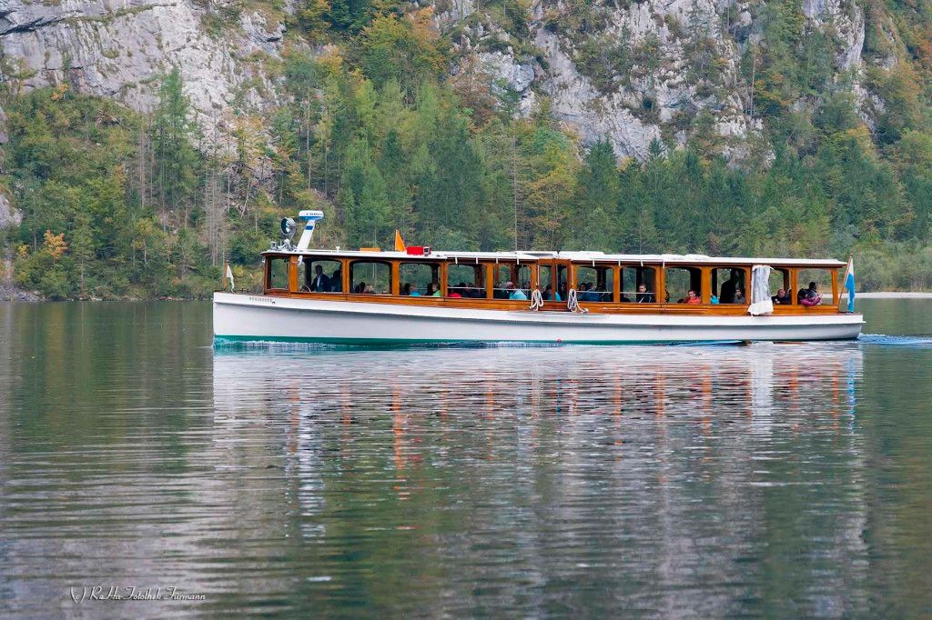 Ein Schiff der Königsseeschifffahrt, das auf dem Königssee fährt