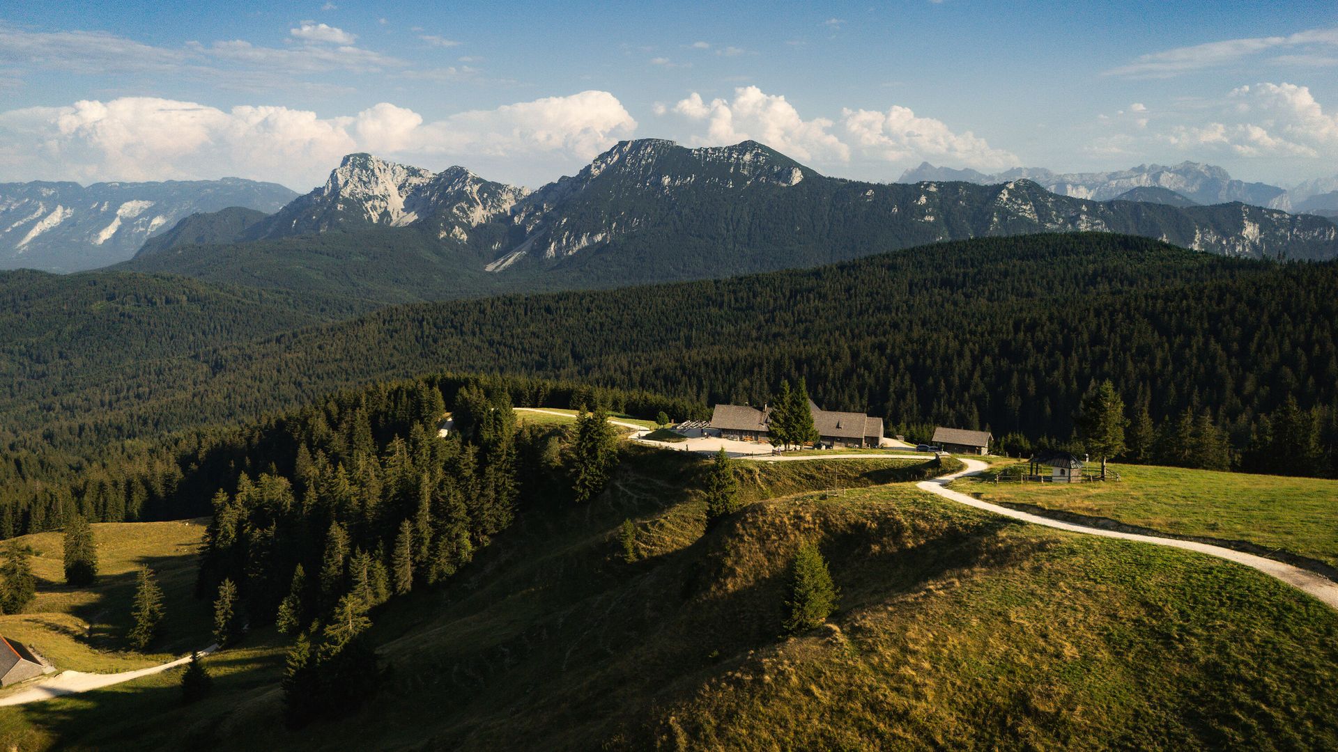 Die Stoißer Alm im Rupertiwinkel, im Hintergrund Staufen und Zwiesel