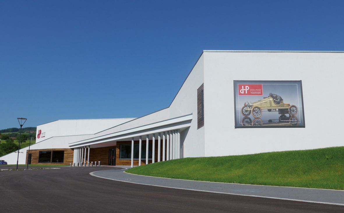 Zufahrt zum Hans-Peter Porsche Traumwerk