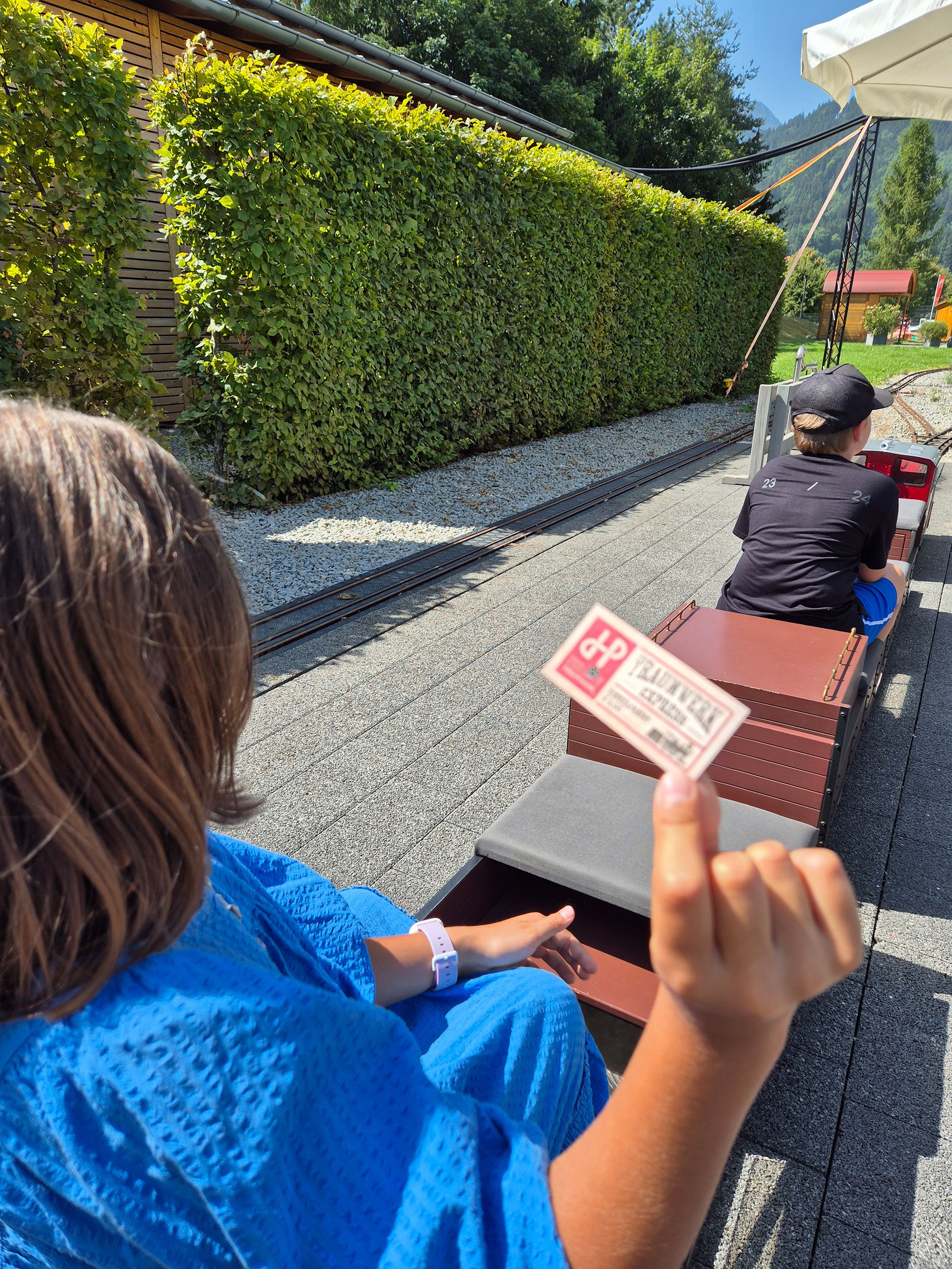 Der Park im Außenbereich vom Traumwerk mit einer Kindereisenbahn
