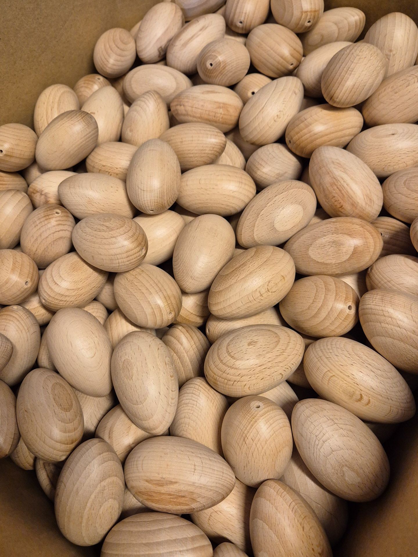 Die unbemalten Holzeeier warten auf die Weiterverarbeitung mit Farbe