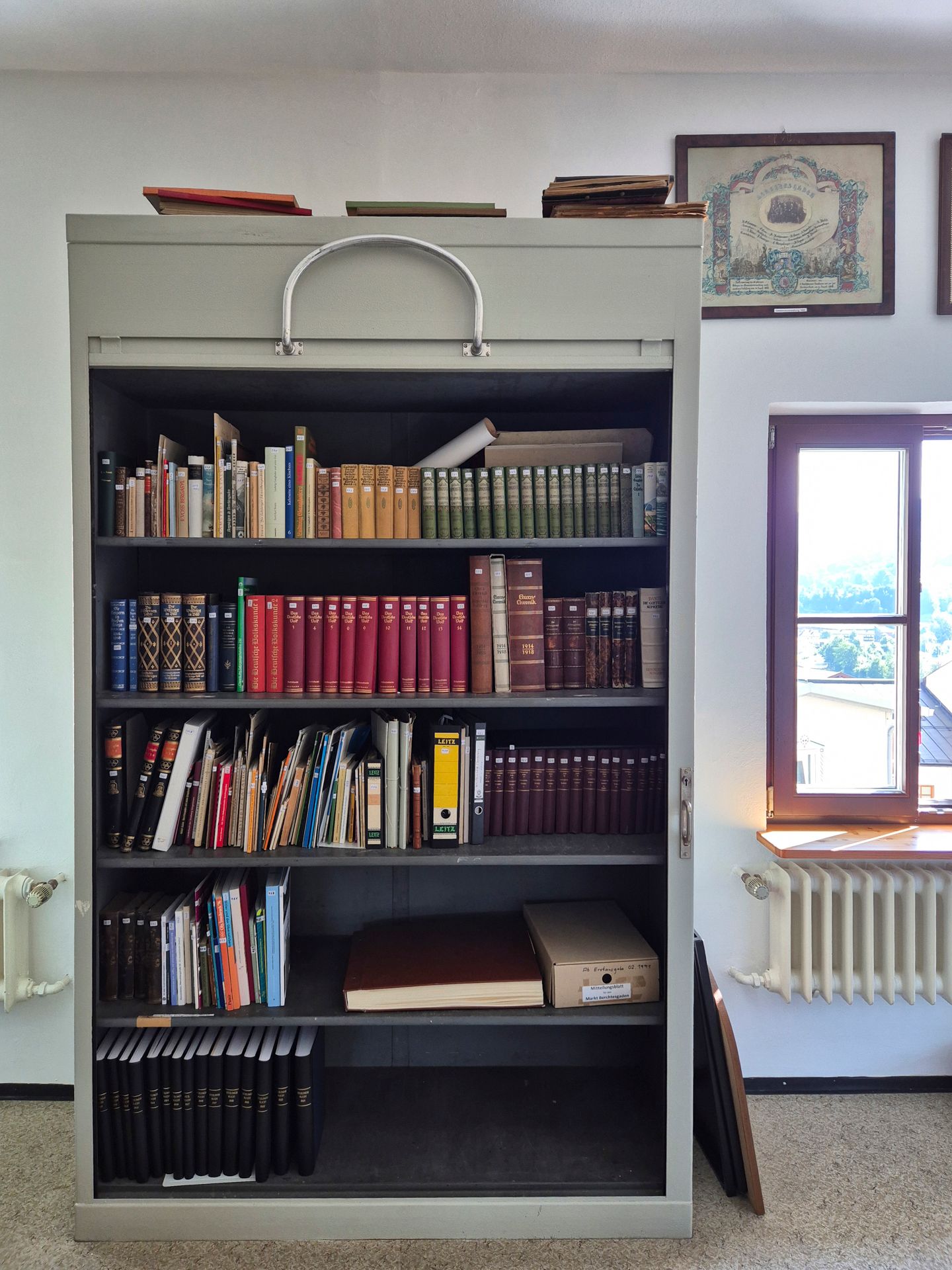 Stahlschrank mit Akten