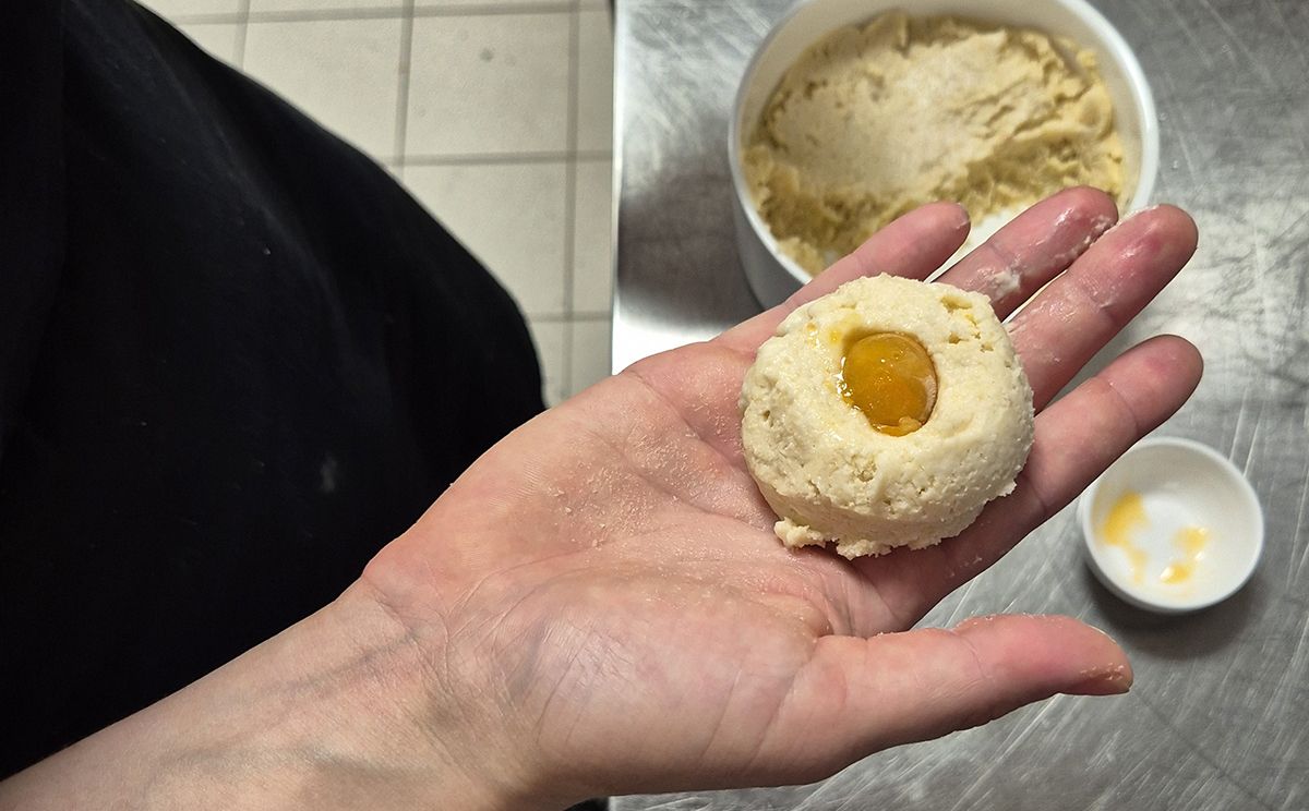 Kugel formen der Topfenknödel mit Füllung