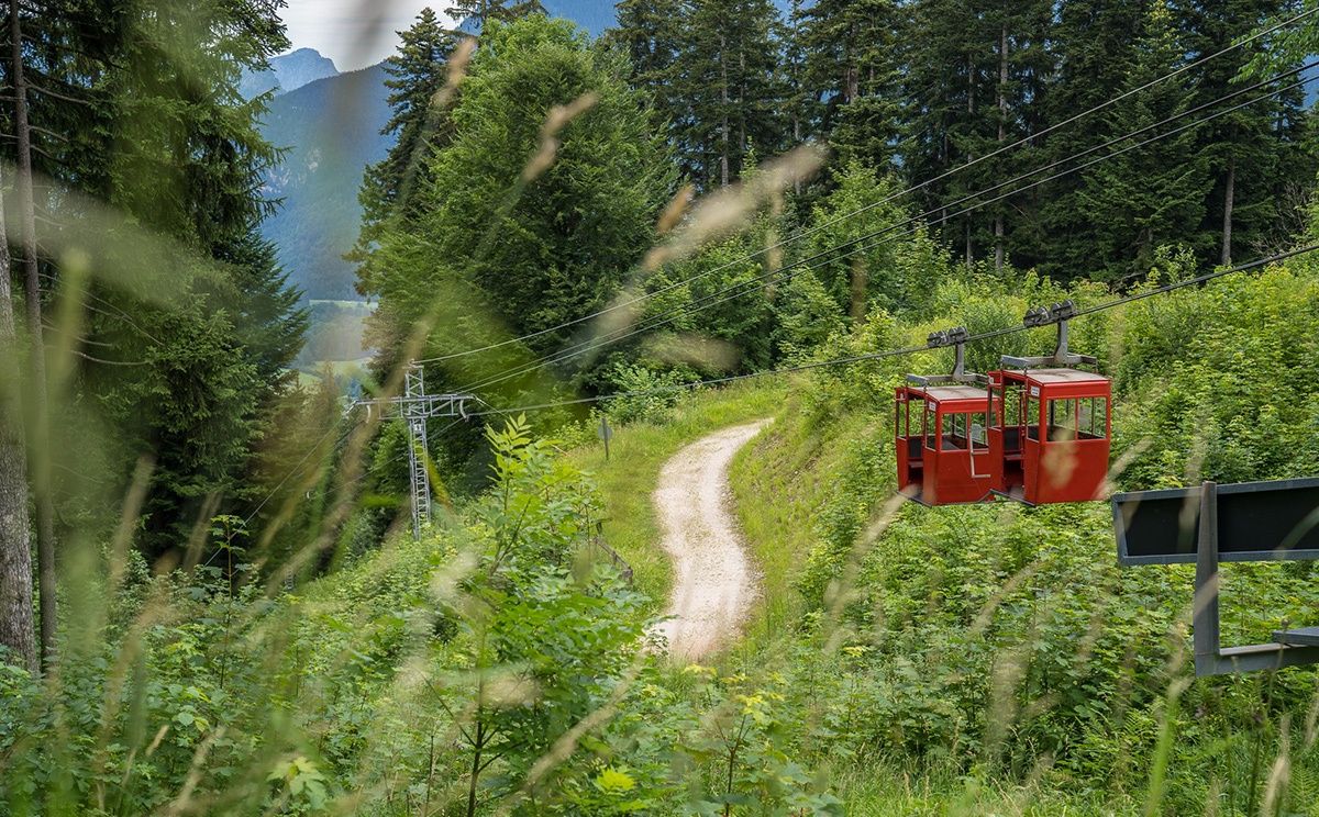 Gondeln bei der Einfahrt in die Bergstation der Obersalzbergbahn