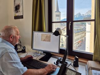 Peter Renoth bei der Archivpflege