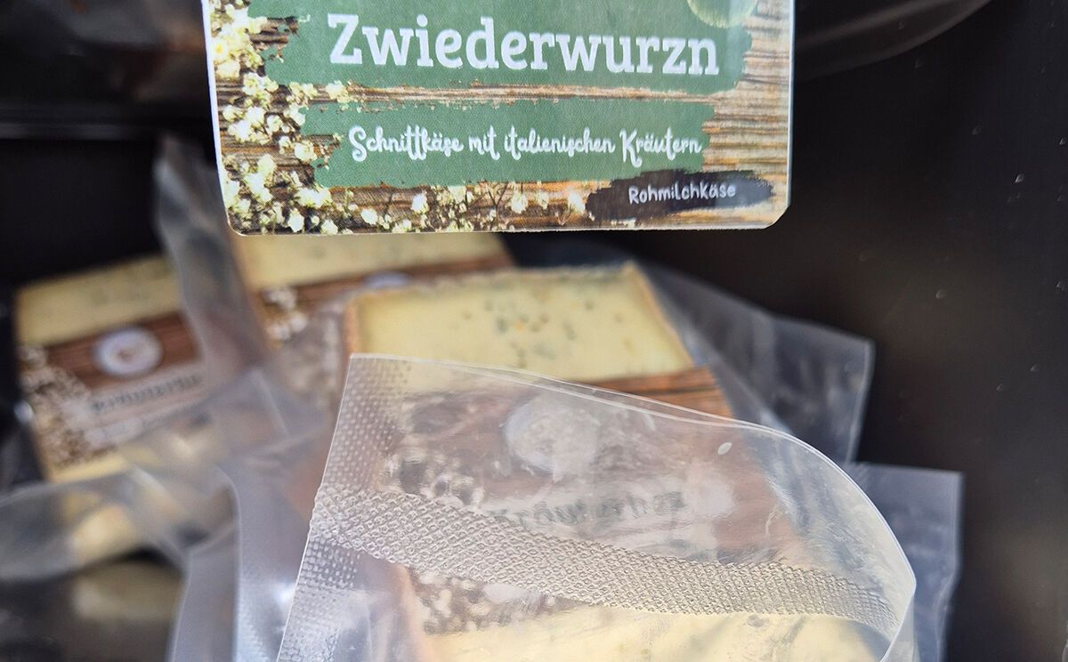 Käse aus dem Kas-Kastl am Parkplatz vom Gasthaus Schusterstein