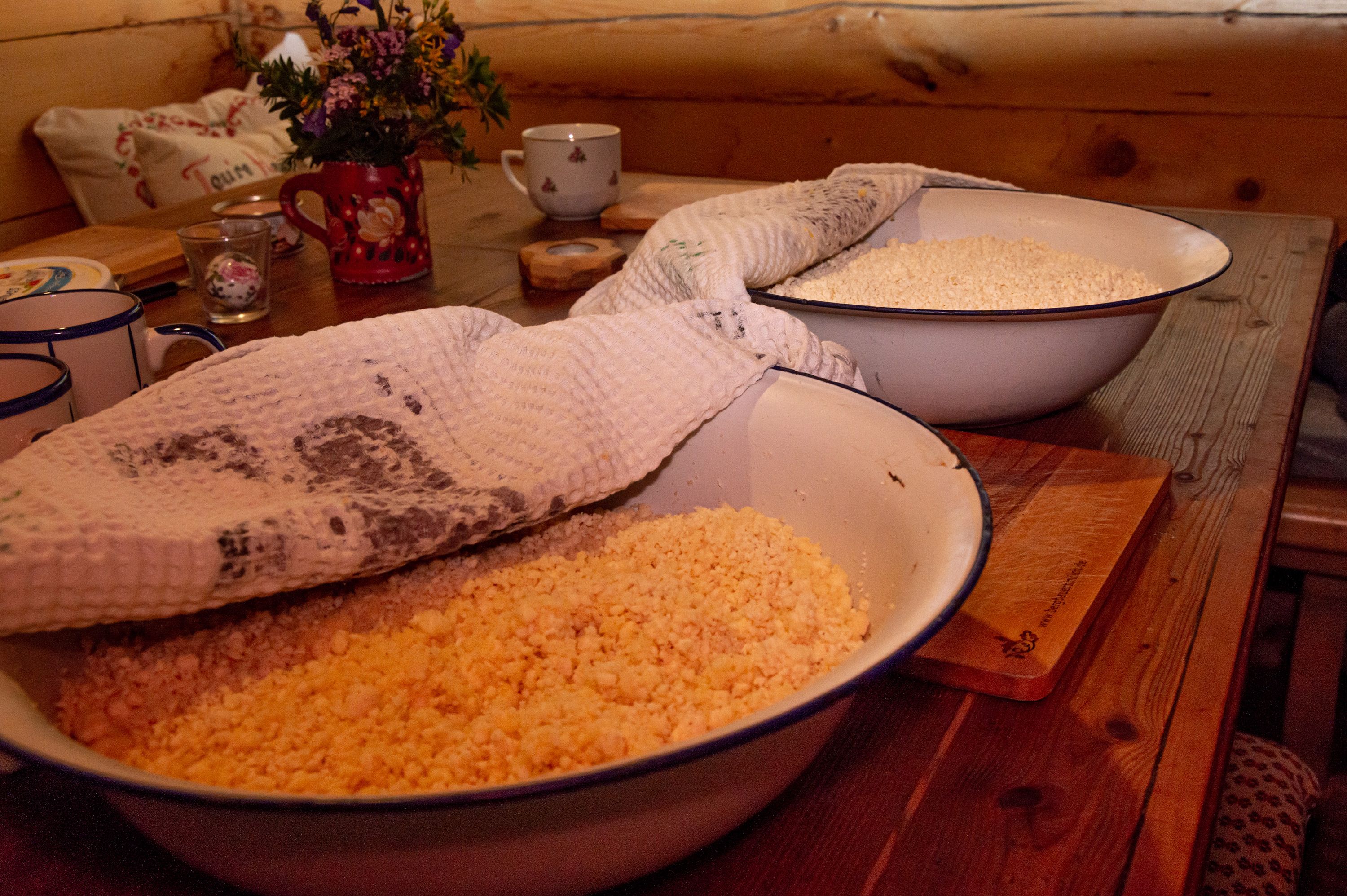 Der Schüsselkas reift in namensgebenden Schüsseln