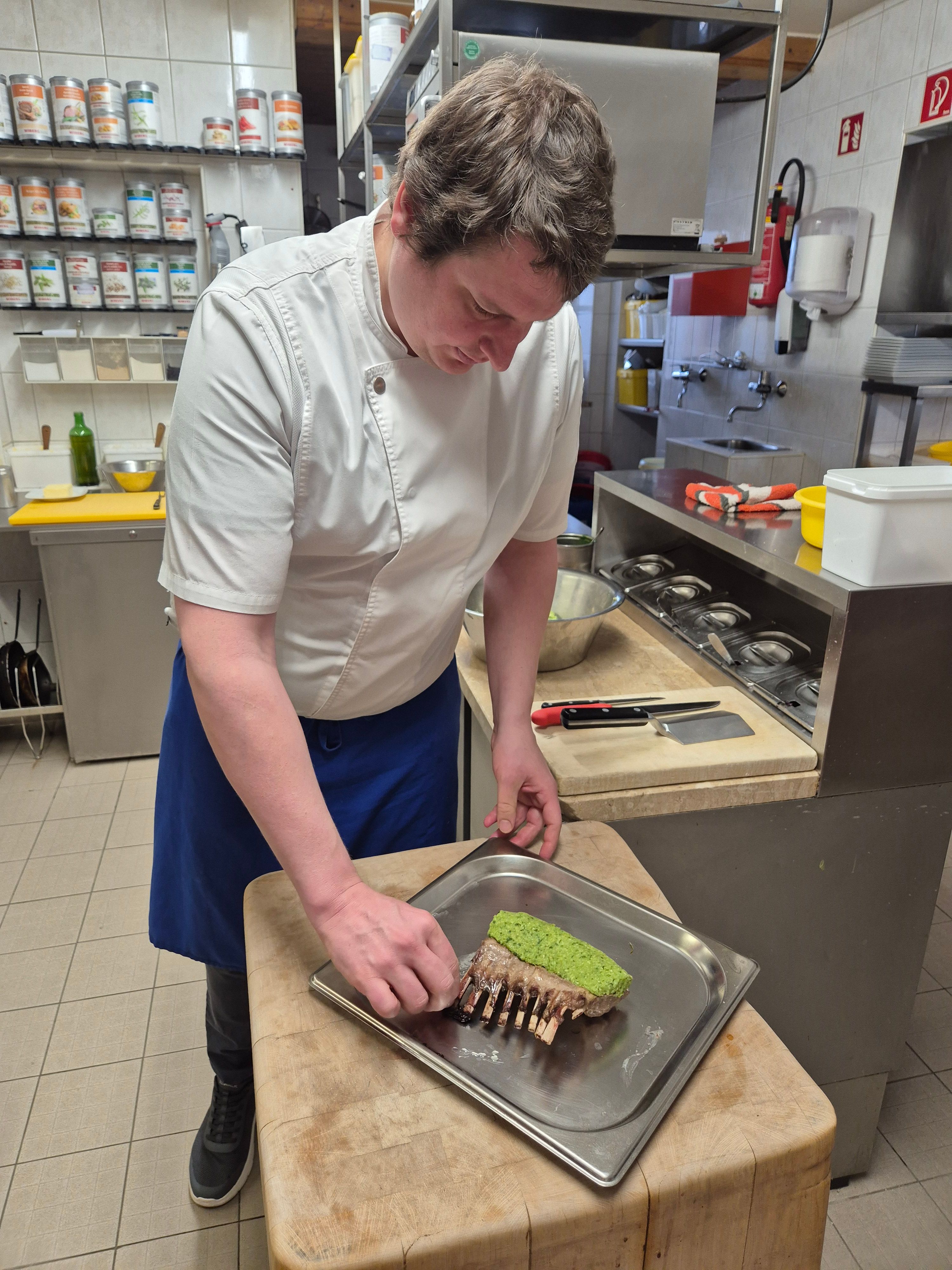 Der Lammrücken wird mit der Bärlauchpaste dick eingestricken