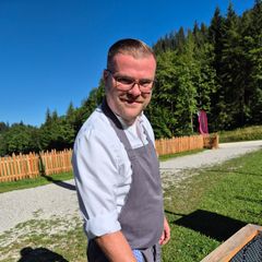Benjamin Gross an seinem Kräuterbeet