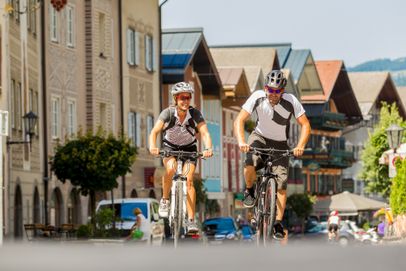 Radler am Marktplatz in Golling