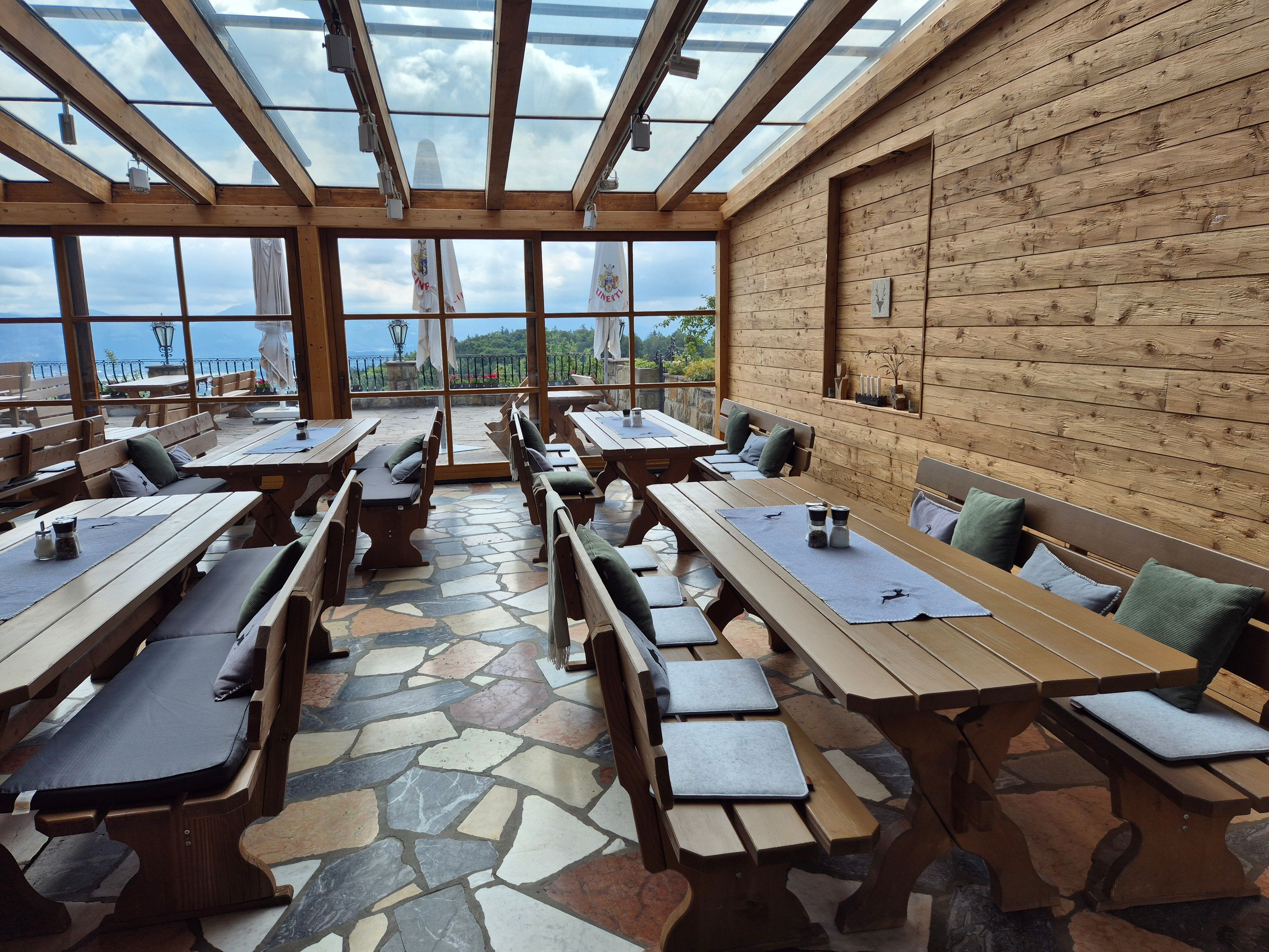 Lichtdurchfluteter Wintergarten der Neubichler Alm