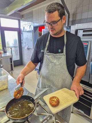 Die Kaspress-Knödel im Fett ausbacken