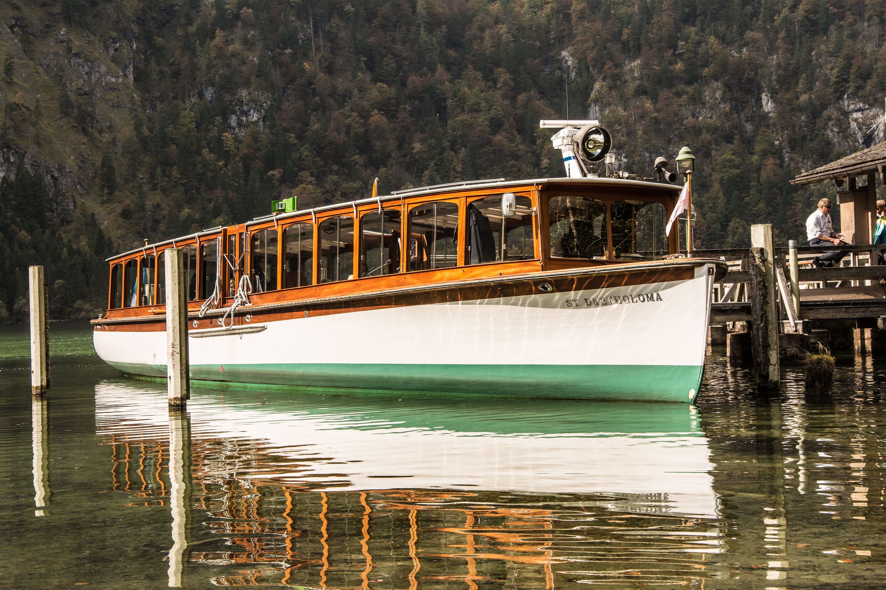 Boot der Königsseeschifffahrt an der Anlegestelle Salet