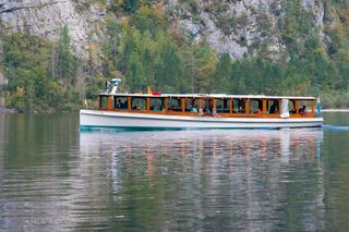 Ein Schiff der Königsseeschifffahrt, das auf dem Königssee fährt