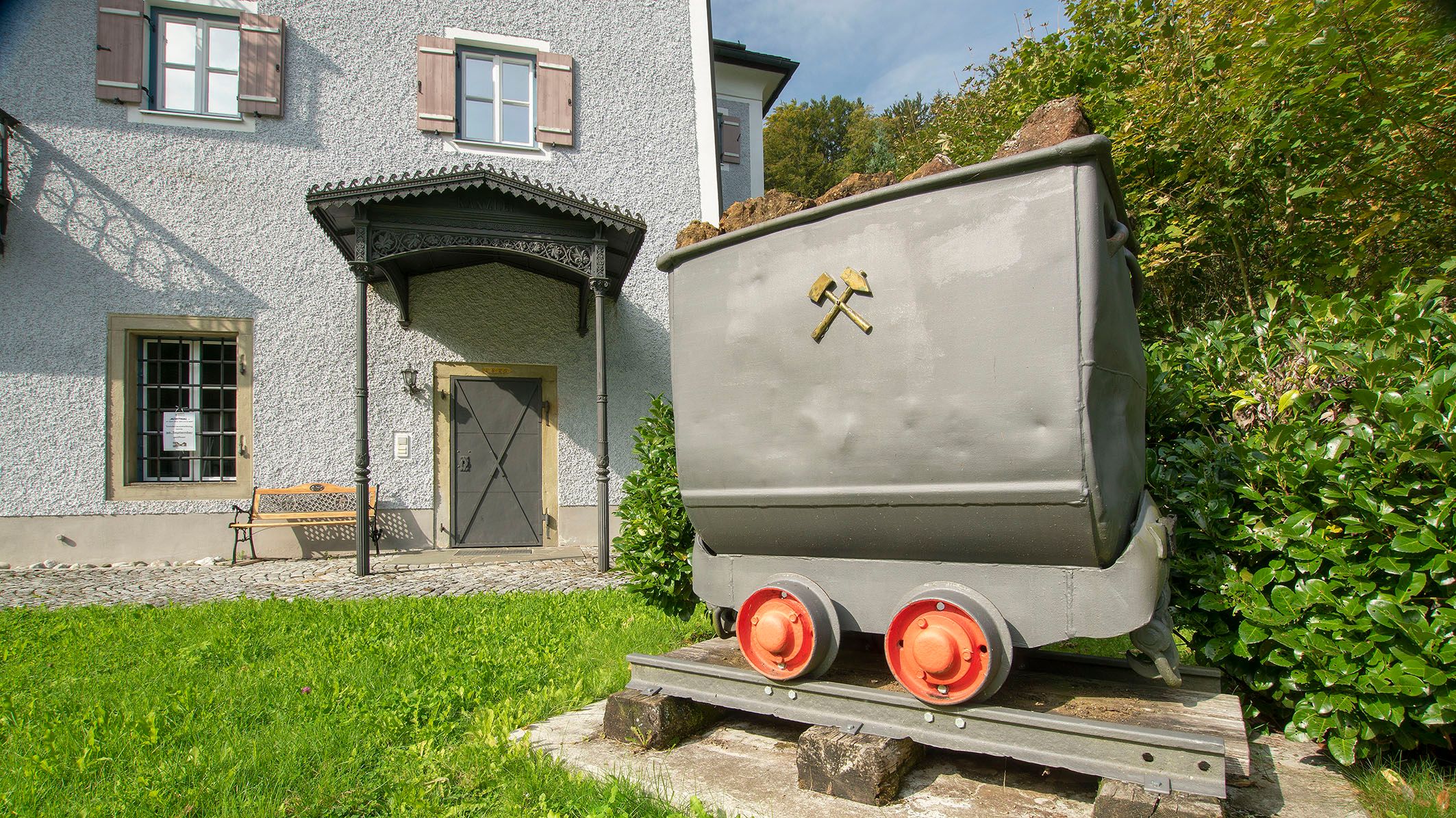 Vor dem Bergbaumuseum Achthal