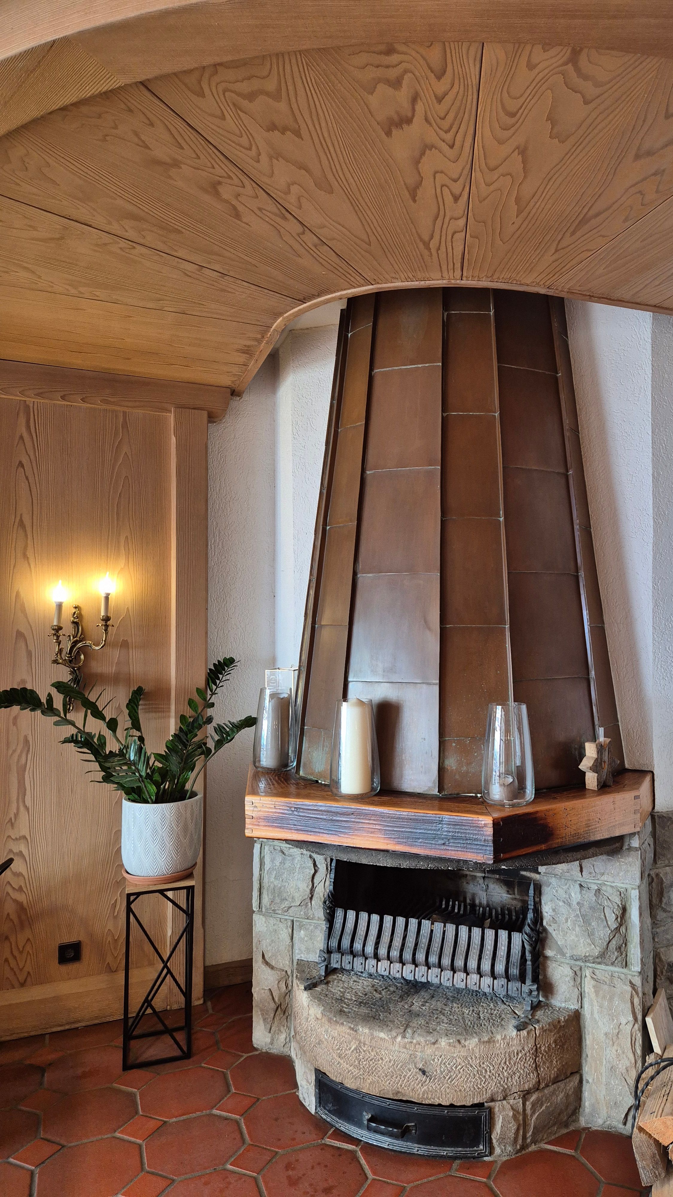 Gemütlicher Kamin in der Neubichler Alm 