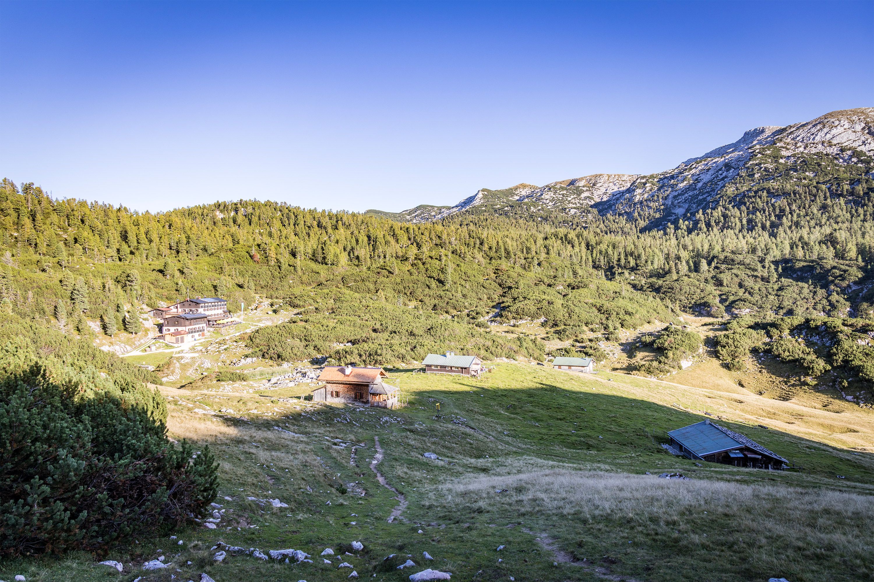 Die Neue Traunsteiner Hütte auf dem Hochplateau der Reiter Alm