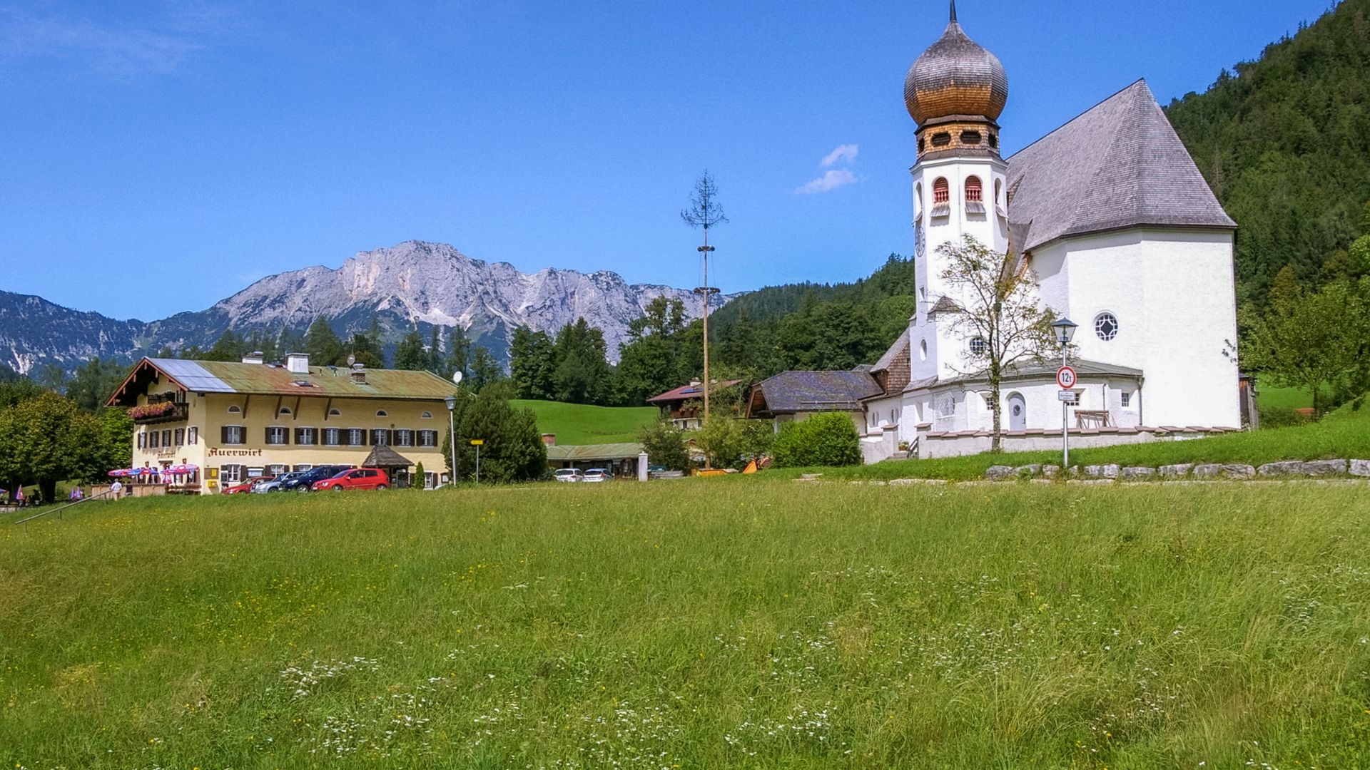 Auerwirt und Kirche "Zur Heiligen Familie"