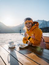 Kaffee und Kuchen auf der Terrasse des Hirschkaser