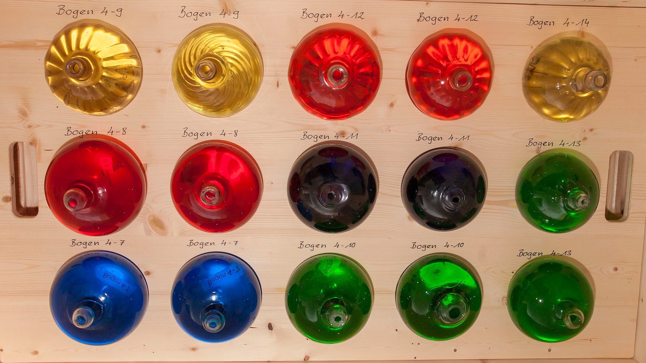 Genau beschriftete Träger der verschiedenen großen Kugeln