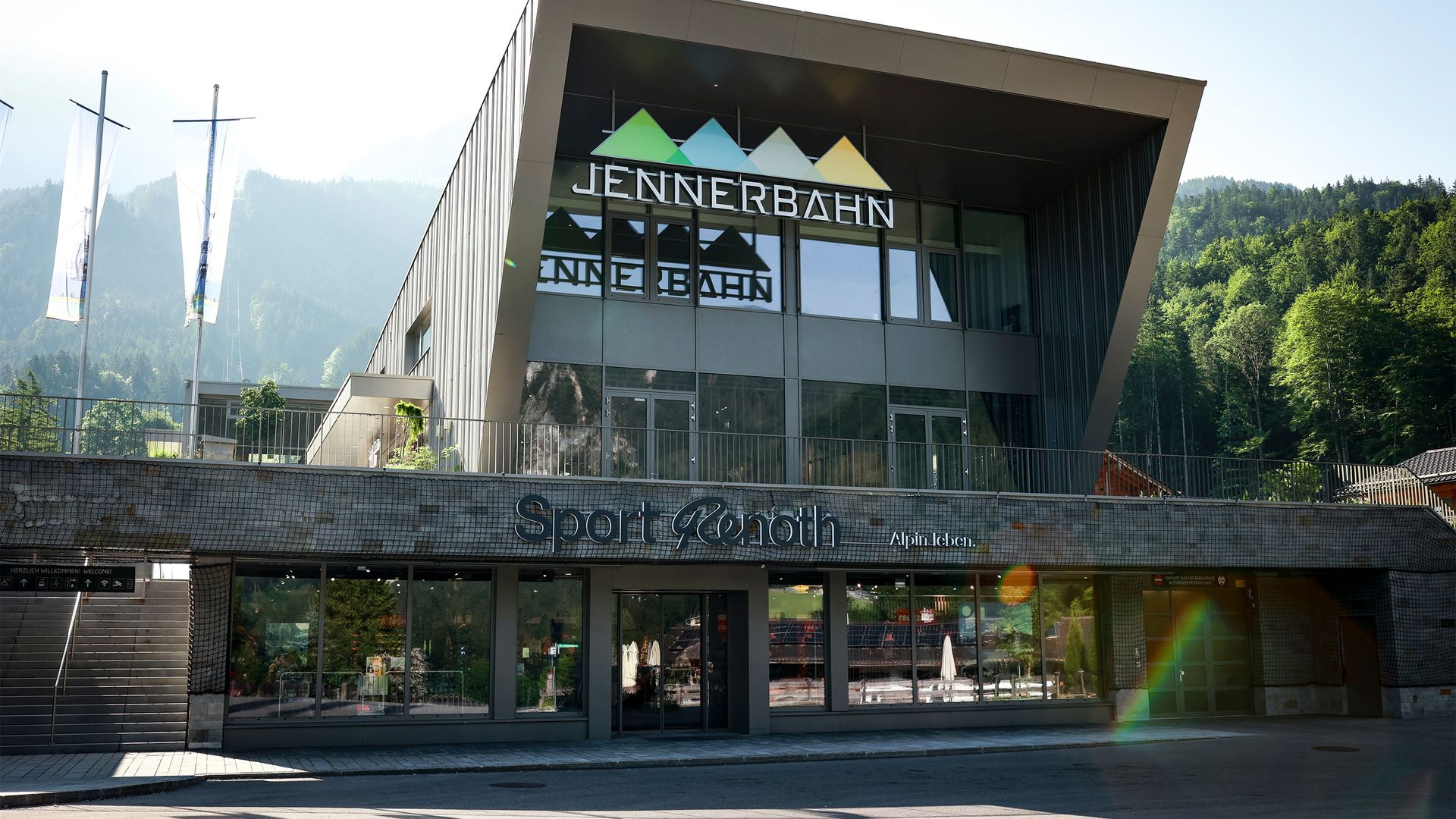 Das Sportgeschäft an der Talstation der Jennerbahn empfängt Besucher mit besonderem Flair. Hier finden Sie hochwertige E-Bikes für verschiedene Ansprüche der Marken KTM, Genesis und Scott zum leihen. Tourentipps gibt gratis dazu. 