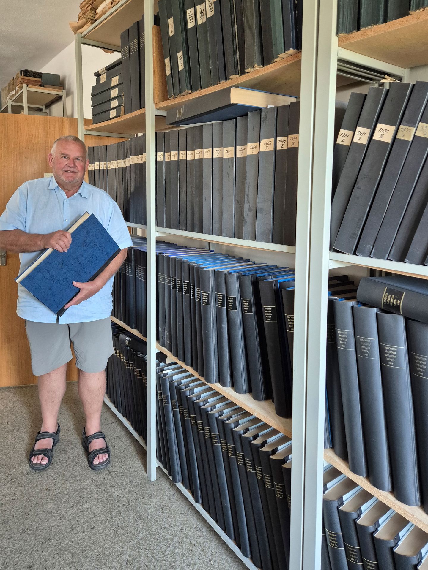 Peter Renoth neben Aktenschrank