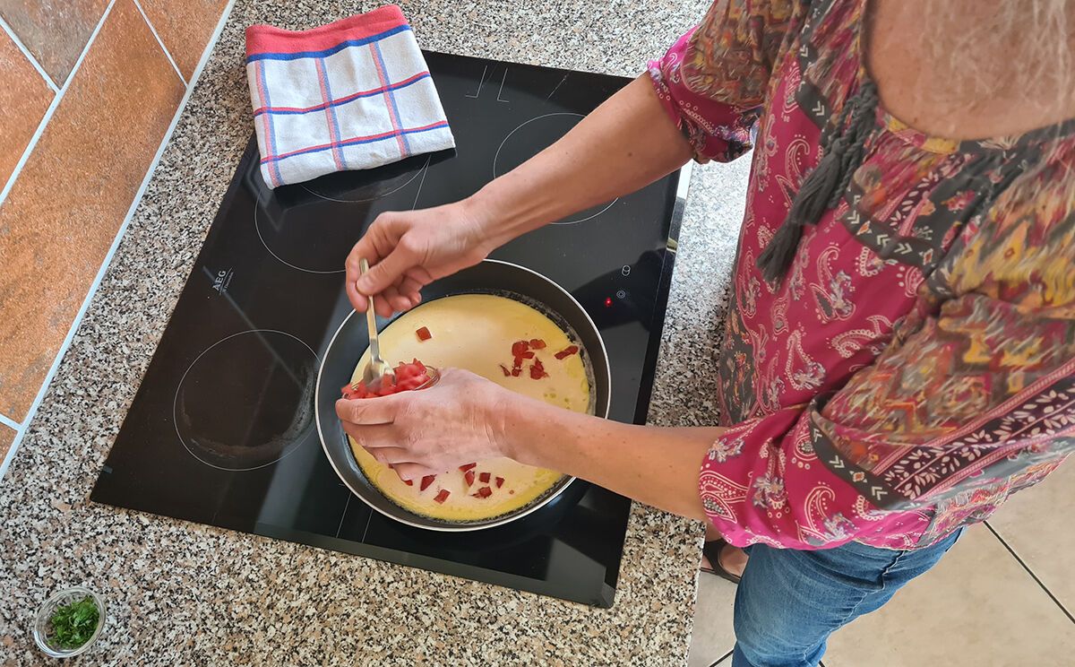 Evi Hofhammer bei der Zubereitung