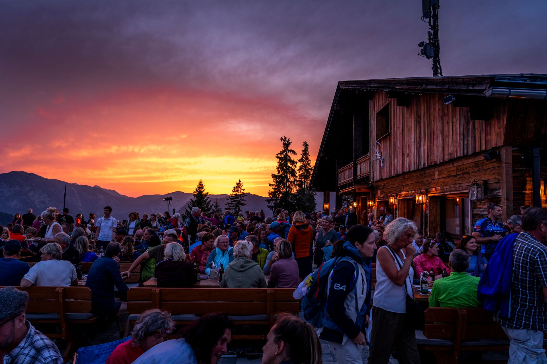 Beeindruckendes Abendrot am Himmel über dem Hirschkaser